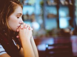 woman praying - link to prayer page